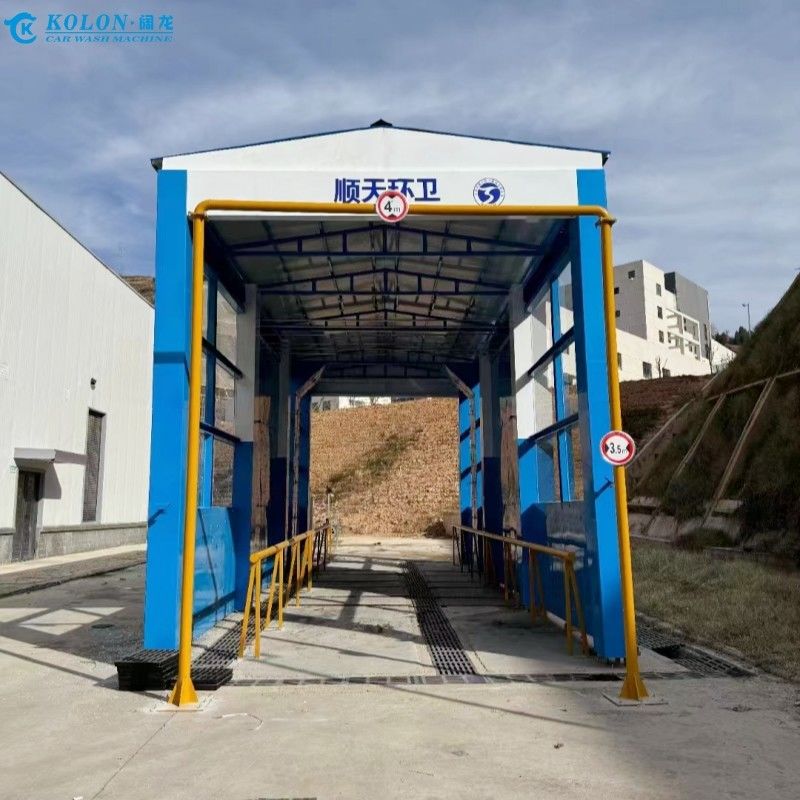 Machine polyvalente de lavage et de cirage de bus pour différents types de véhicules